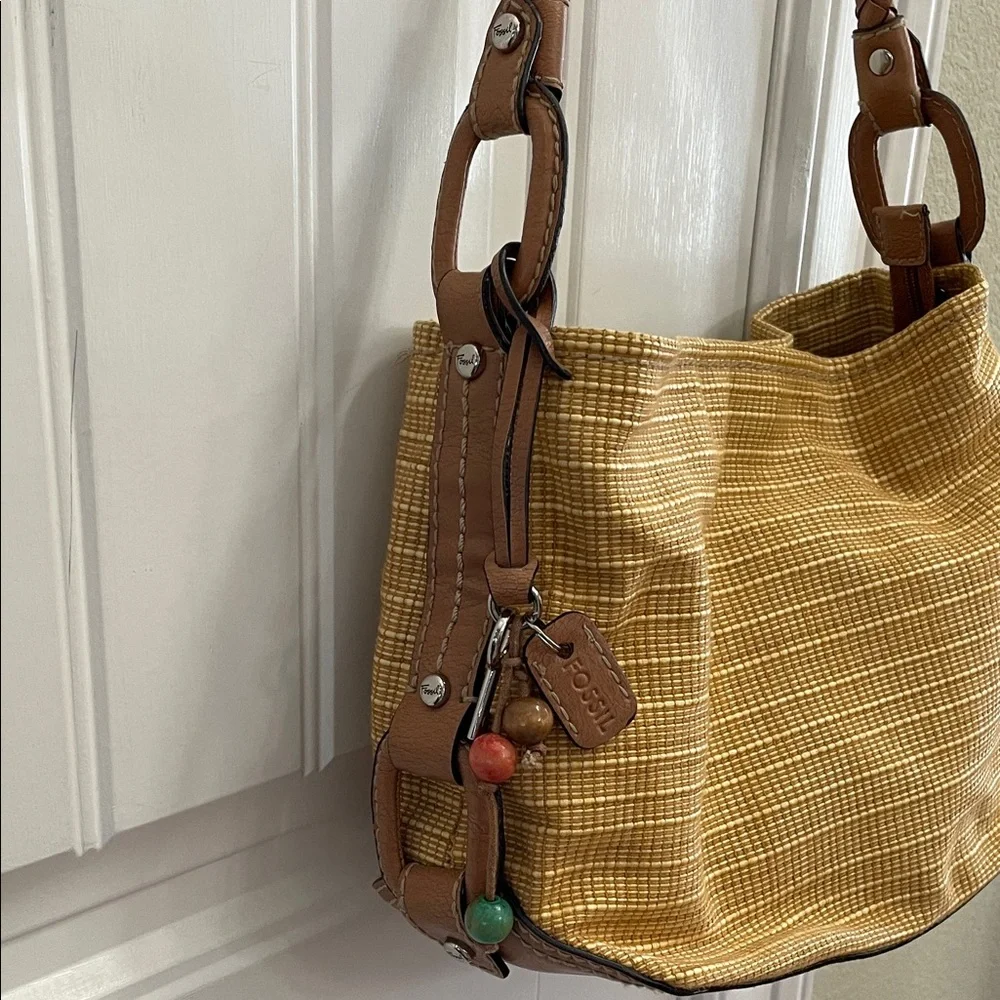 🌸FOSSIL Rattan with Tan Leather Trim and Floral Interior Shoulder Bag